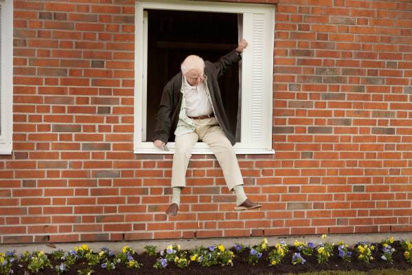 FILM: THE 100-YEAR-OLD MAN WHO CLIMBED OUT OF THE WINDOW AND DISAPPEARED   Robert Gustafsson (Allan Karlsson). © 2013 NICE FLX PICTURES